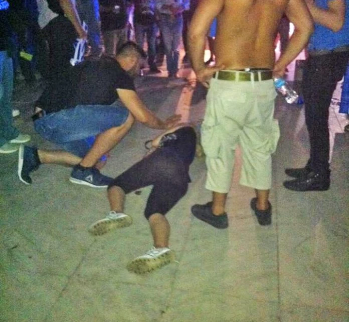 Αίμα, χημικά, χάος: Τα βίντεο-σοκ από τις Κυβερνητικές αθλιότητες – Δεκάδες άτομα έφτασαν στη θάλασσα για να προστατευθούν! – Κάποια παραίτηση κύριοι;